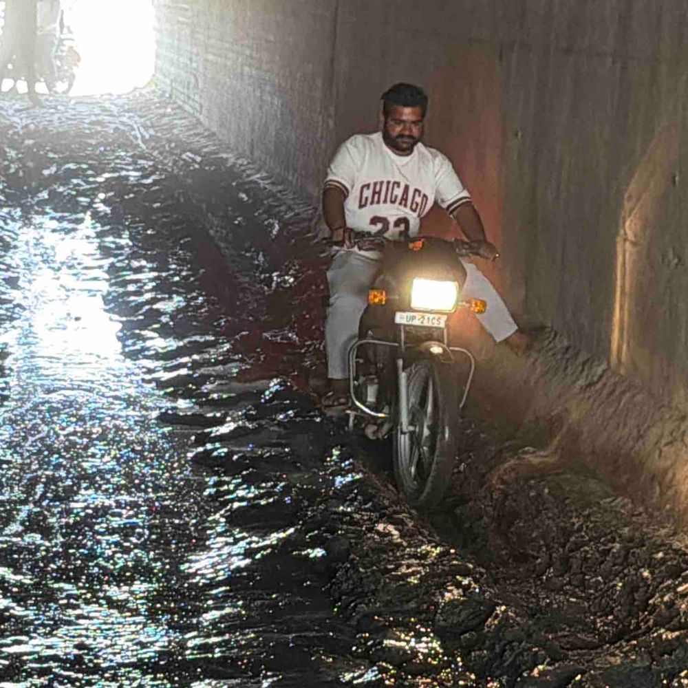 रामपुर अंडरपास कीचड़ से भरा, राहगीर परेशान:ओवरब्रिज मरम्मत के कारण हो रही परेशानी, अधिकारी बोलें- साफ-सफाई कराई जाएगी।