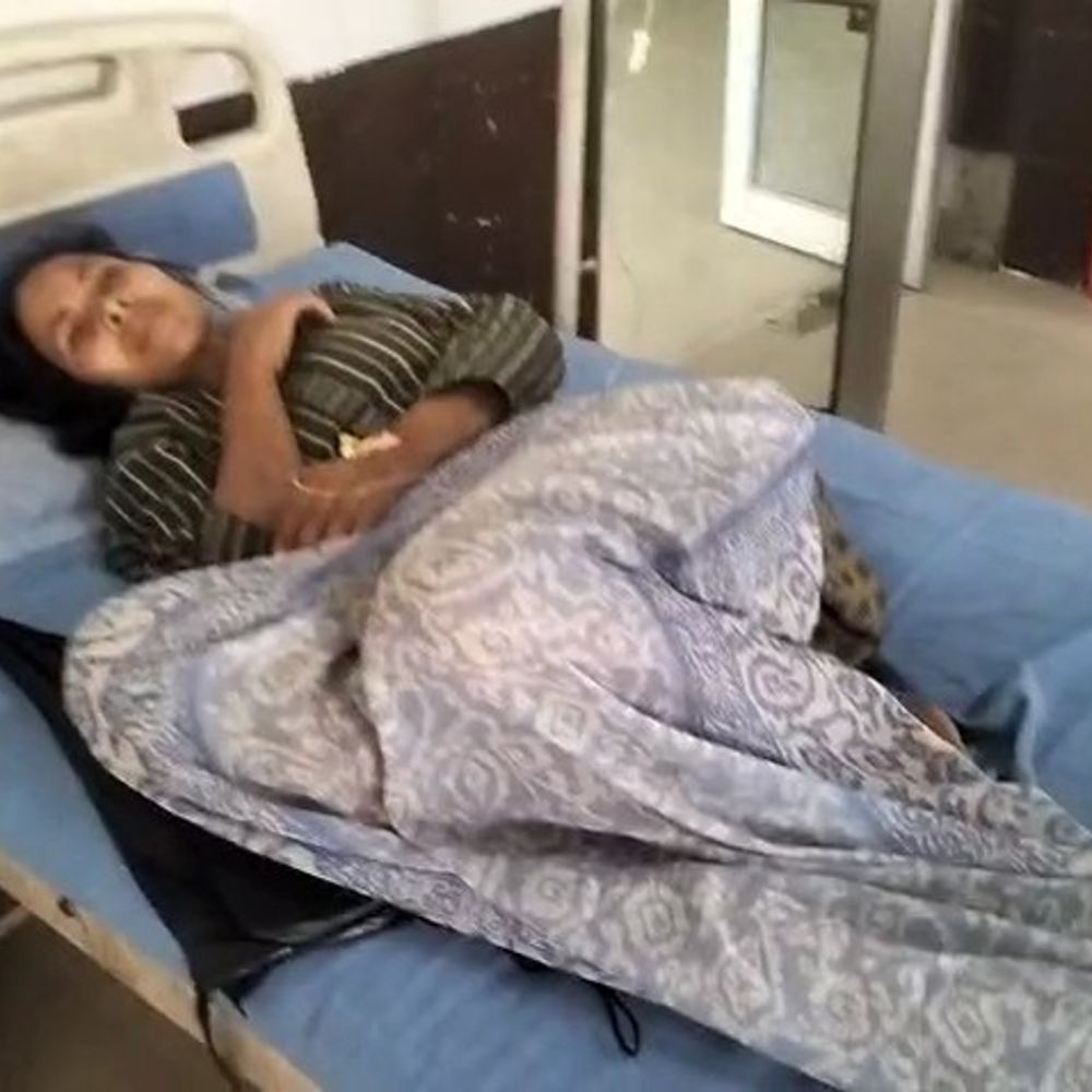 मथुरा में जमीन विवाद पर 2 पक्षों में चले लाठी-डंडे:मां-बेटी समेत 4 घायल, पुलिस ने सभी को अस्पताल में भर्ती कराया