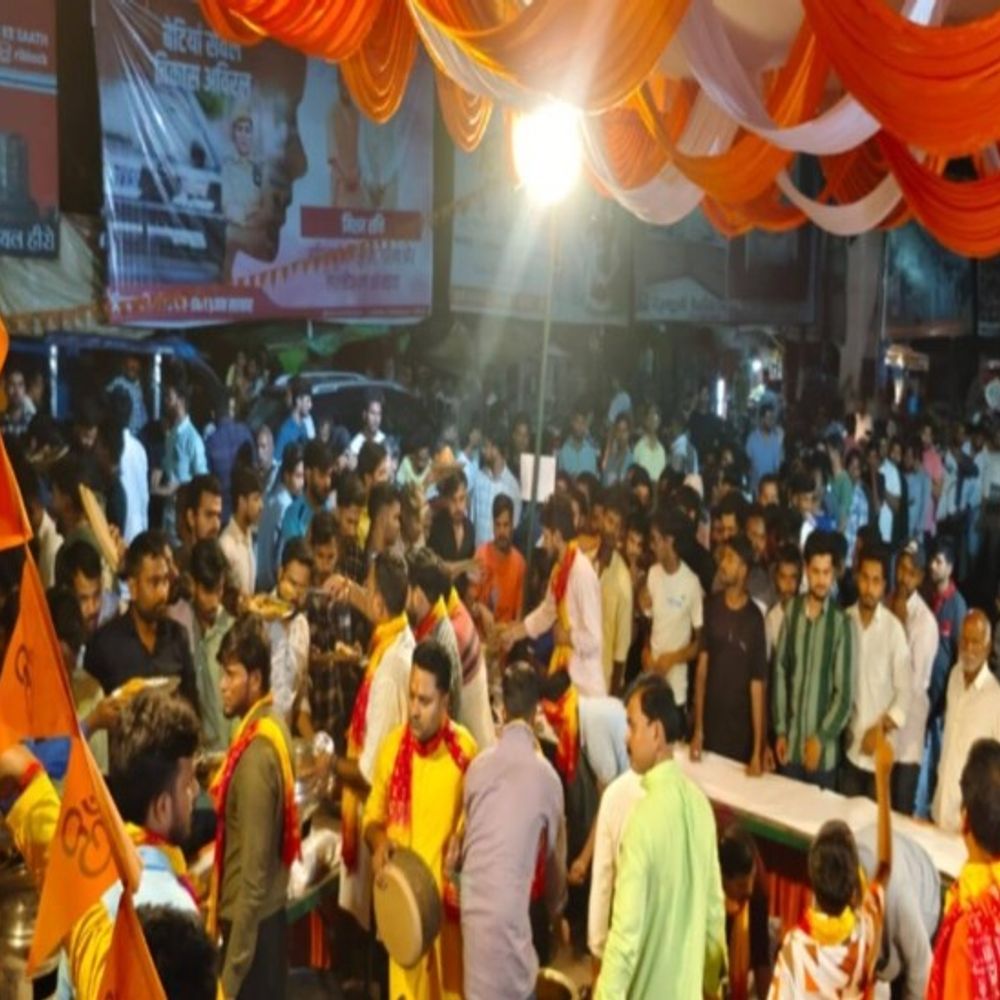 सुल्तानपुर में संकट मोचन धाम पर विशाल भंडारा:चैत्र नवरात्रि पर हजारों भक्तों ने ग्रहण किया प्रसाद, 51वीं वर्षगांठ मनाई गई