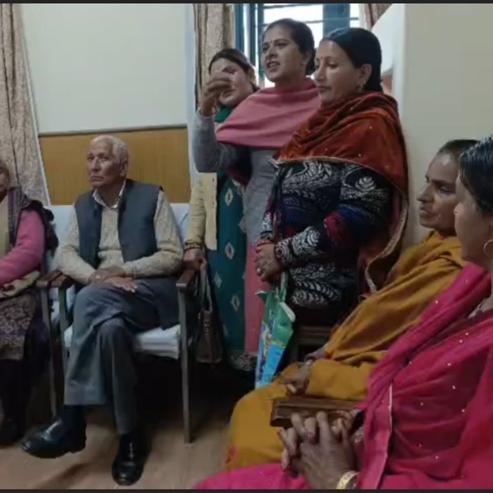 मंडी के PWD अफसर को ग्रामीणों का अल्टीमेटम:  खराब सड़कों पर जल्द सुधार की मांग, बोले- किया जाएगा बड़ा आंदोलन – Mandi (Himachal Pradesh) News