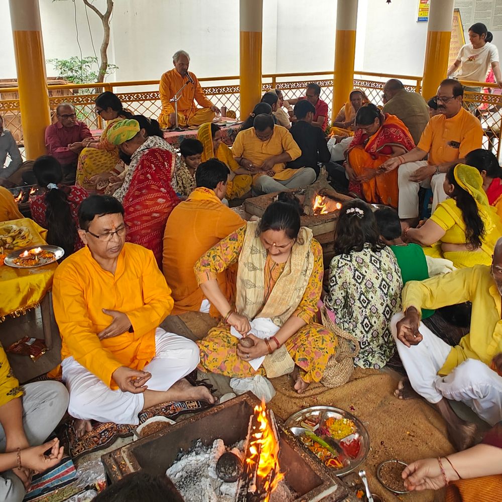 गोमती नगर के गायत्री शक्तिपीठ में नवमी पर यज्ञ:उमड़ी श्रद्धालुओं की भीड़, कन्या भोज और भजन-कीर्तन का आयोजन