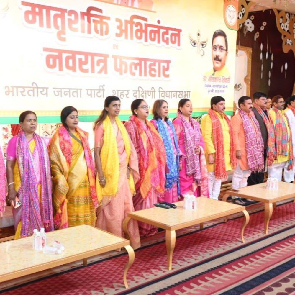 वाराणसी में मातृशक्ति-अभिनंदन में पुष्पवर्षा संग गूंजा नारी जयघोष:दक्षिणी विधायक डा. नीलकंठ ने 1500 महिलाओं को भेंट की चुनरी, फलाहार में जुटे हजारों व्रती