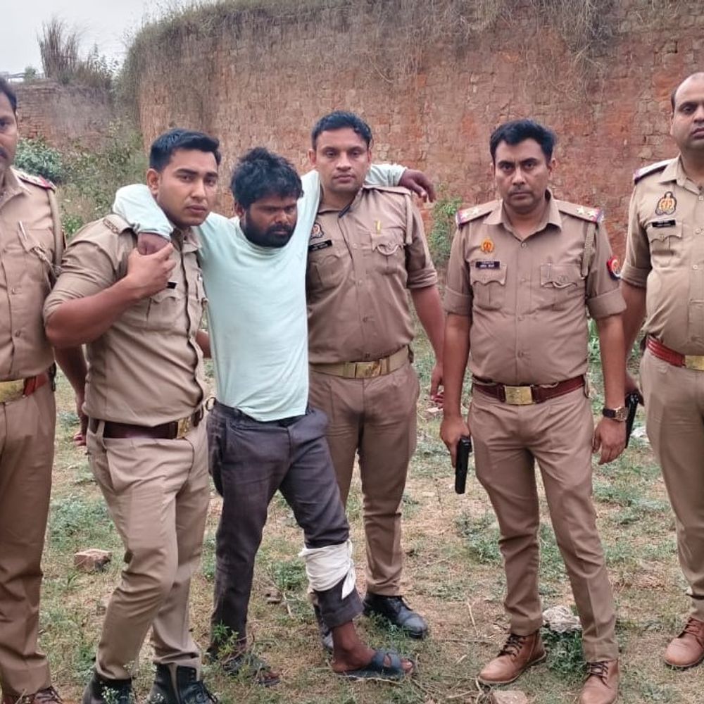 लूट के आरोपी के पैर में लगी गोली:फर्रुखाबाद पुलिस ने 12 घंटे में पकड़े आरोपी, स्कूटी सवार दो युवकों ने की थी लूट