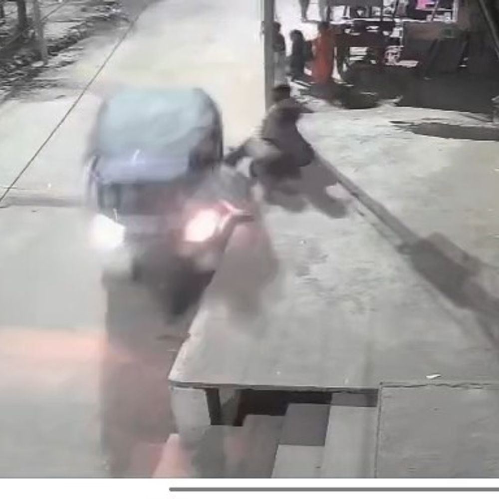 मथुरा में तेज रफ्तार ऑटो ने मारी टक्कर...CCTV:उधार वापस मांगने पर किया कुचलने का प्रयास, तीन लोग गंभीर रूप से घायल
