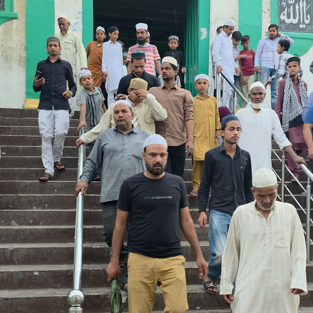 संभल में कड़ी सुरक्षा के बीच जुमे की नमाज:रमजान के बाद पहली नमाज में 1000 लोग, अमन-शांति की दुआ