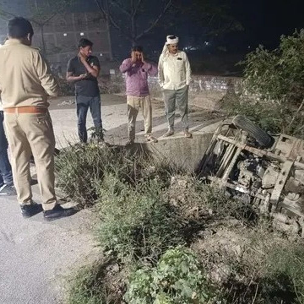 डंपर ने पुलिस जीप को मारी टक्कर:मऊ में दरोगा समेत दो पुलिसकर्मी घायल, रूटीन चेकिंग के दौरान हादसा