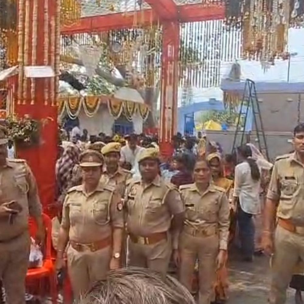 नवमी पर कासगंज में मंदिरों में उमड़ा जनसैलाब:कासगंज में कन्या पूजन, हवन और दर्शन के साथ श्रद्धालुओं ने लिया मां का आशीर्वाद