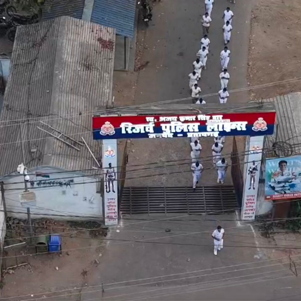 प्रतापगढ़ 'रन फॉर एम्पावरमेंट' दौड़ का ASP हरी झंडी रवाना:मिशन शक्ति के तहत महिला पुलिसकर्मियों ने दिया सुरक्षा-सम्मान का संदेश।