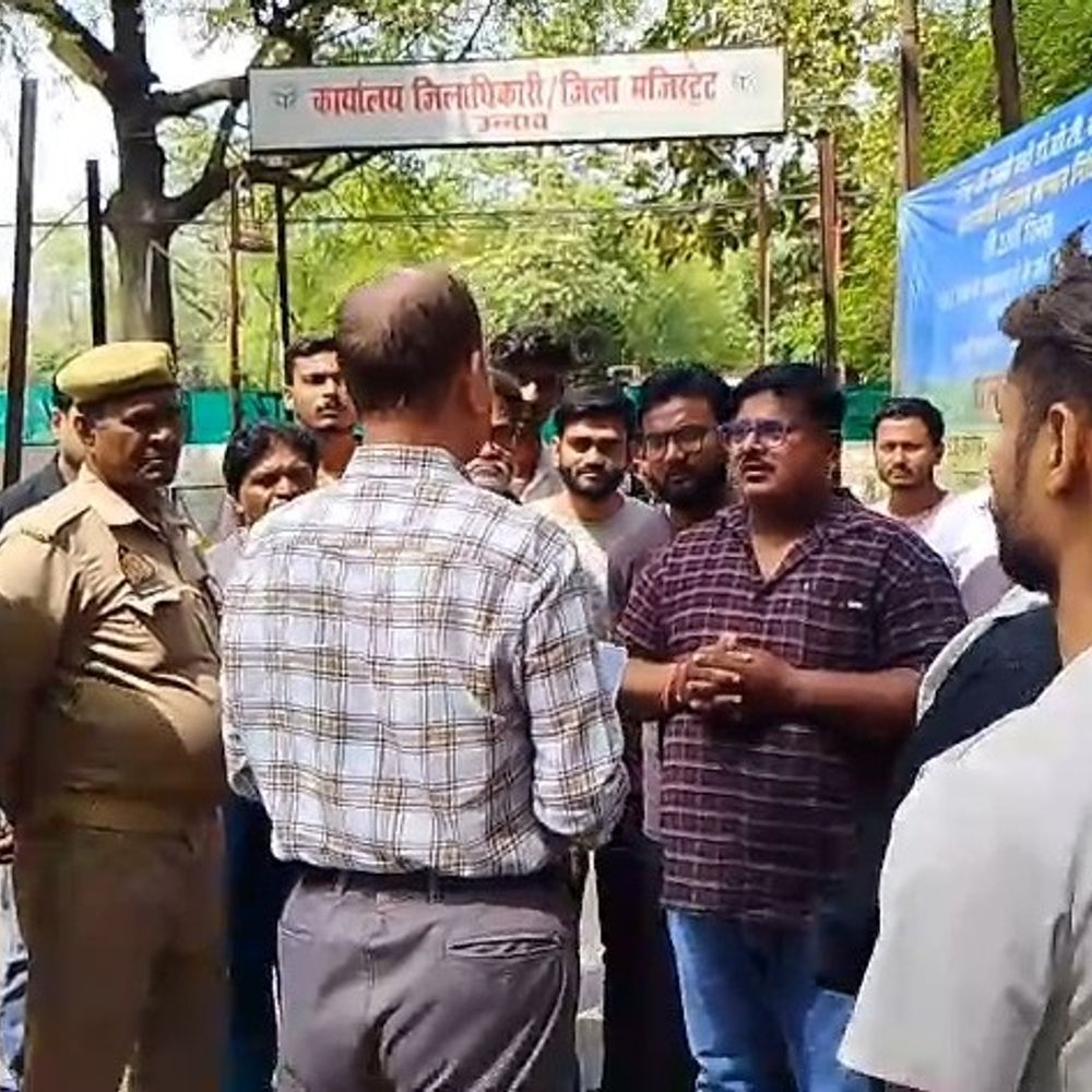 पटरी दुकानदारों का प्रदर्शन, आजीविका बचाने की गुहार:बिना वैकल्पिक व्यवस्था के दुकान हटाए जाने से रोजी-रोटी का संकट