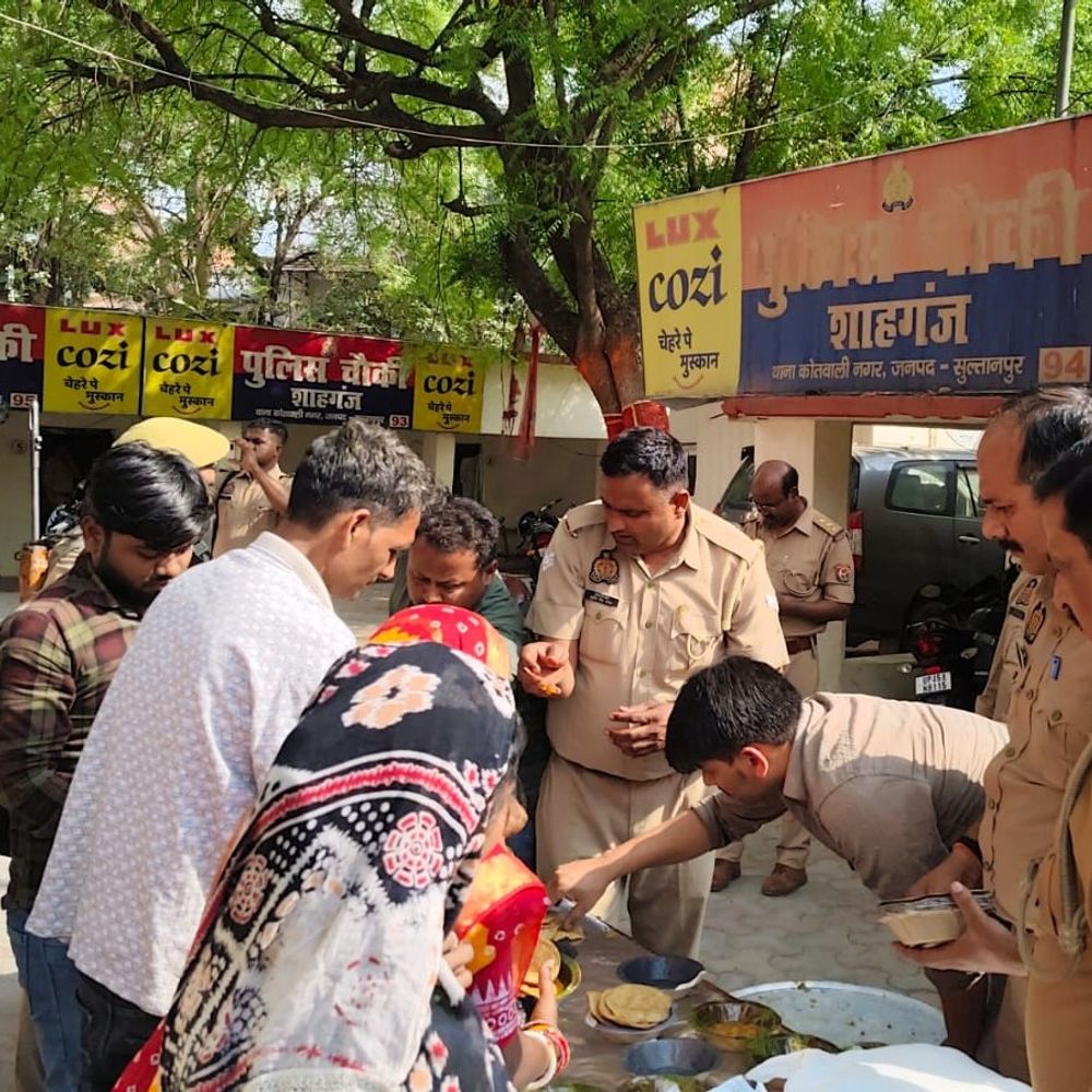 रामनवमी पर पुलिस ने किया भंडारे का आयोजन:हजारों श्रद्धालुओं ने ग्रहण किया प्रसाद, प्रशासनिक अधिकारी भी रहे मौजूद