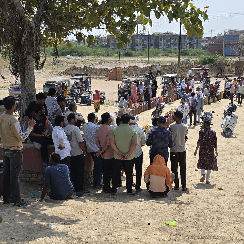 हमीरपुर में गैस सिलेंडर के लिए लंबी कतारें:घंटों इंतजार के बाद भी लोगों को नहीं मिल पा रही गैस