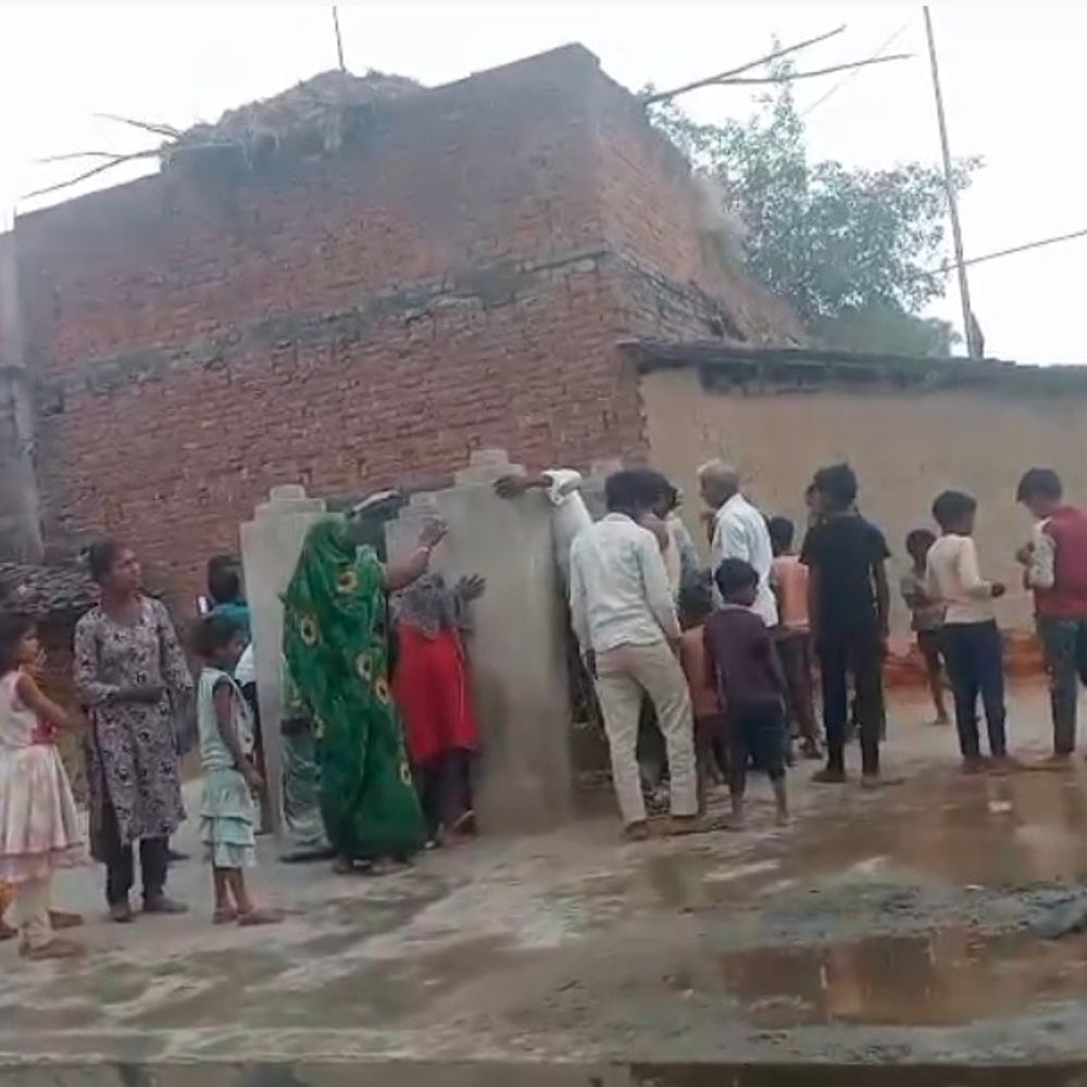 कौशांबी में प्रेमी युगल कुएं में कूदे:मां की डांट से नाराज किशोरी कूदी, बचाने प्रेमी भी उतरा; दोनों सुरक्षित बचे