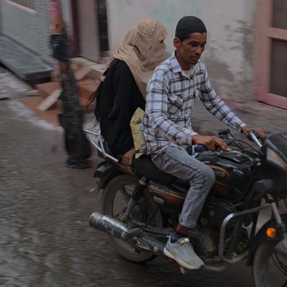 संभल में बारिश से 60 प्रतिशत गेहूं की फसल गिरी:AQI 173, न्यूनतम तापमान 16 डिग्री, तेज हवाओं से ठंडक बढ़ी