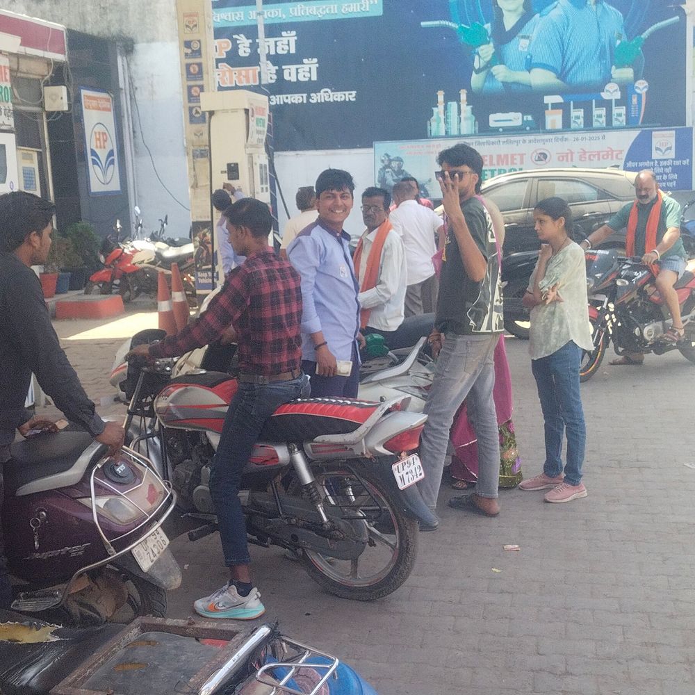 ललितपुर में पेट्रोल पंपों पर भीड़ घटी:प्रशासन की रणनीति से सामान्य हुई स्थिति, आधार कार्ड दिखाने पर किसानों को ड्रम में मिला 20 लीटर डीजल