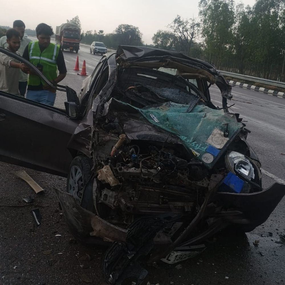 यूपीडा के ट्रैक्टर से टकराई कार, दो लोगों की मौत:आगरा-लखनऊ एक्सप्रेसवे पर हादसा, कार के परखच्चे उड़े