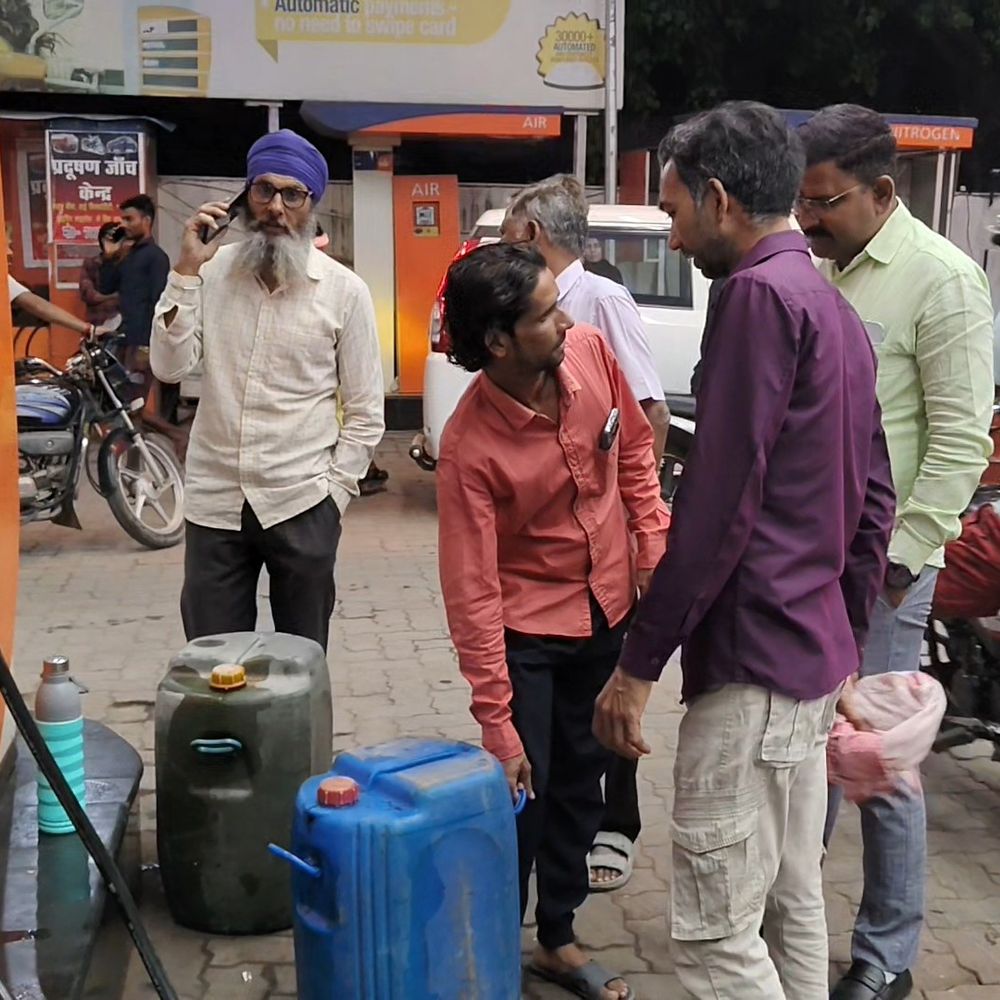 जरूरतमंदों और जमाखोरों की पहचान में पंप कर्मियों को दिक्कत:पेट्रोल पंपों पर नहीं खत्म हो रही कतारें, टंकियों के साथ डिब्बों और कैन में भरवा रहे तेल