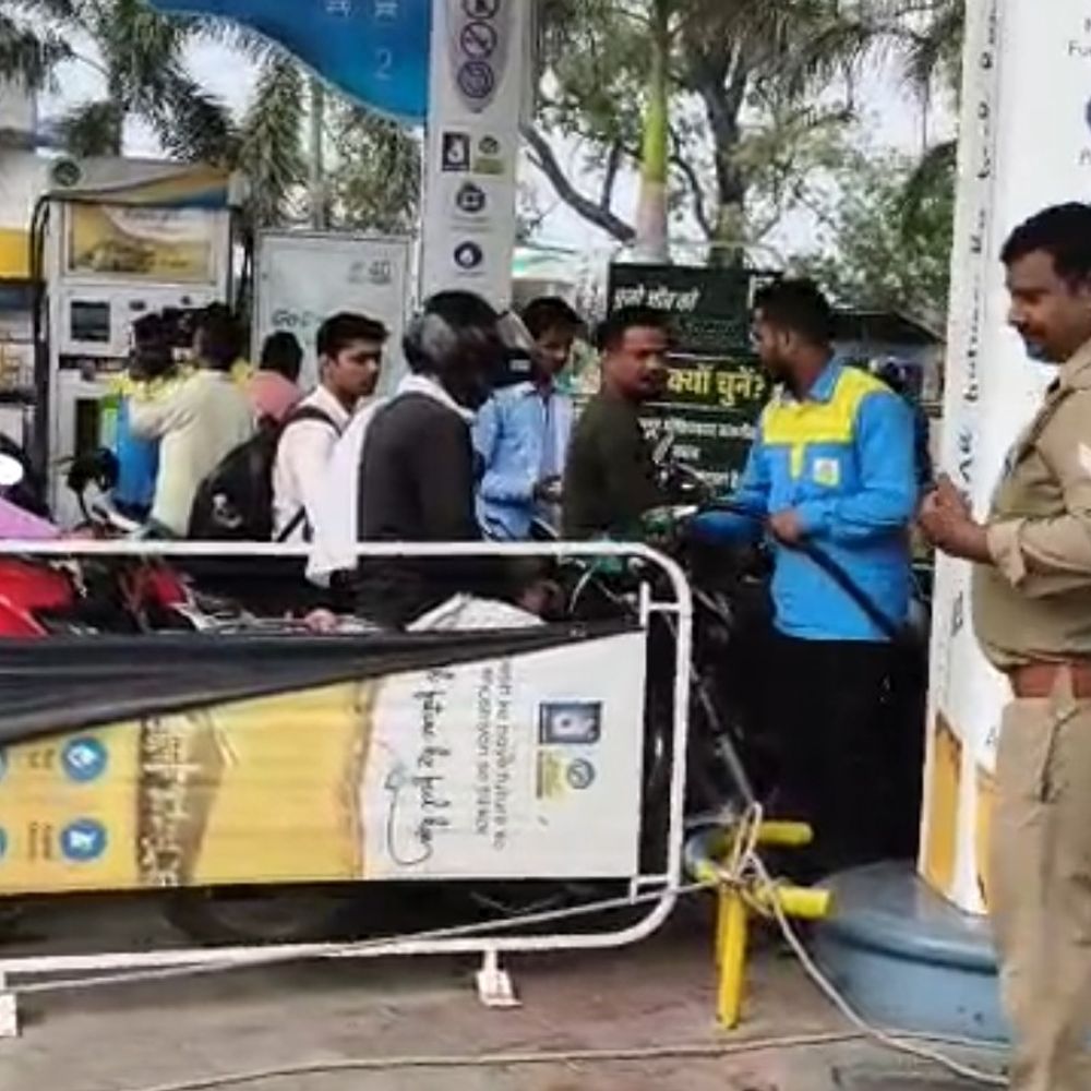 बहराइच में पेट्रोल पंपों पर भीड़:पेट्रोल लेने पहुंचे लोग बोले- हर तरफ परेशानी, थोड़ी दिक्कत तो उठानी पड़ेगी