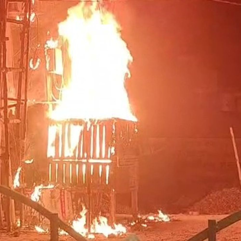 उन्नाव: ट्रांसफार्मर के पास शॉर्ट सर्किट से आग VIDEO:पान की दुकान जलकर खाक, लाखों का नुकसान, मची भगदड़