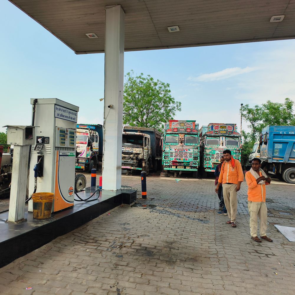 घाटमपुर में पेट्रोल-डीजल की कमी नहीं, स्थिति सामान्य:पंप संचालक बोले- पर्याप्त स्टॉक, अफवाहों पर ध्यान न दे लोग