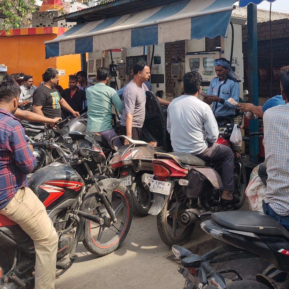 हाथरस में पेट्रोल-डीजल संकट, पंपों पर खत्म हुआ स्टॉक:भीड़ संभालने के लिए पुलिस बुलानी पड़ी, ड्रम और गैलन लेकर पहुंचे लोग