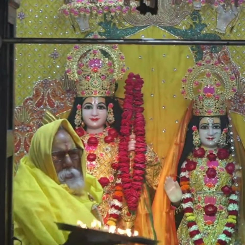 चित्रकूट के रघुबीर मंदिर में राम जन्मोत्सव मनाया गया:अभिजीत मुहूर्त में हुआ श्रीराम का जन्म, दर्शनार्थियों की भीड़ उमड़ी