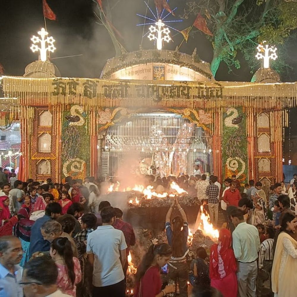 कासगंज के चामुंडा मंदिर में उमड़ी हजारों भक्तों की भीड़:नवमी पर मंदिर को फूलों और लाइटों से सजाया गया, भक्तों ने ली सेल्फी
