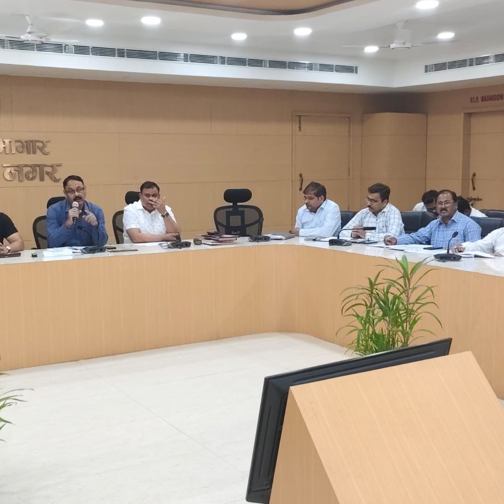 संतकबीरनगर में सामान्य से तीन गुना अधिक पेट्रोल-डीजल खरीद:DM ने की बैठक, कहा- पर्याप्त स्टॉक, अफवाहों पर ध्यान न दें