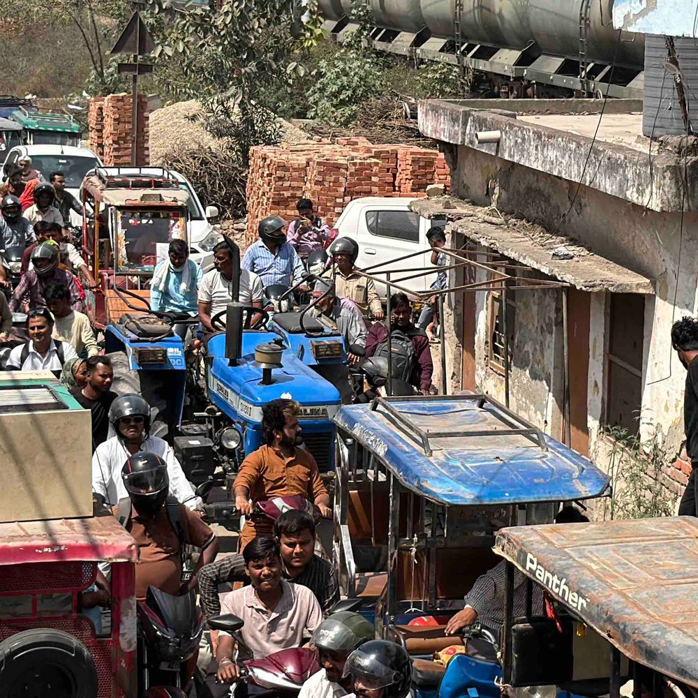 राम रहीम ओवरब्रिज निर्माण से भीषण जाम:पनवडिया रेलवे गुमटी 402-बी पर राहगीर परेशान, RPF तैनात