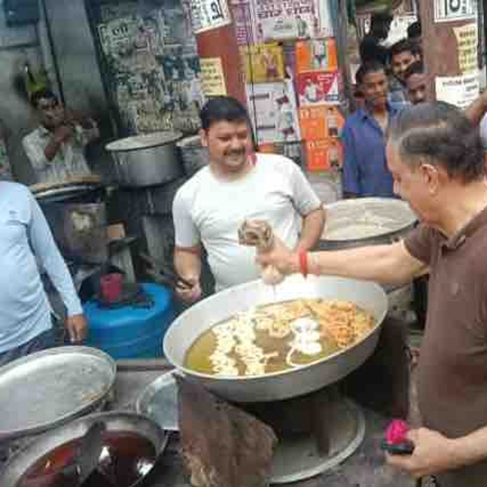 रामनवमी पर विधानसभा अध्यक्ष सतीश महाना ने बनाई जलेबी:कानपुर में दुकान पर पहुंचकर खुद जलेबी बनाई, स्वाद चखकर की तारीफ