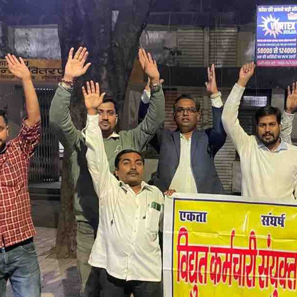 गोरखपुर में बिजली कर्मचारियों पर कार्रवाई की तैयारी:अभियंताओं के निलंबन की आशंका, व्यवस्था बिगड़ने पर आंदोलन की चेतावनी