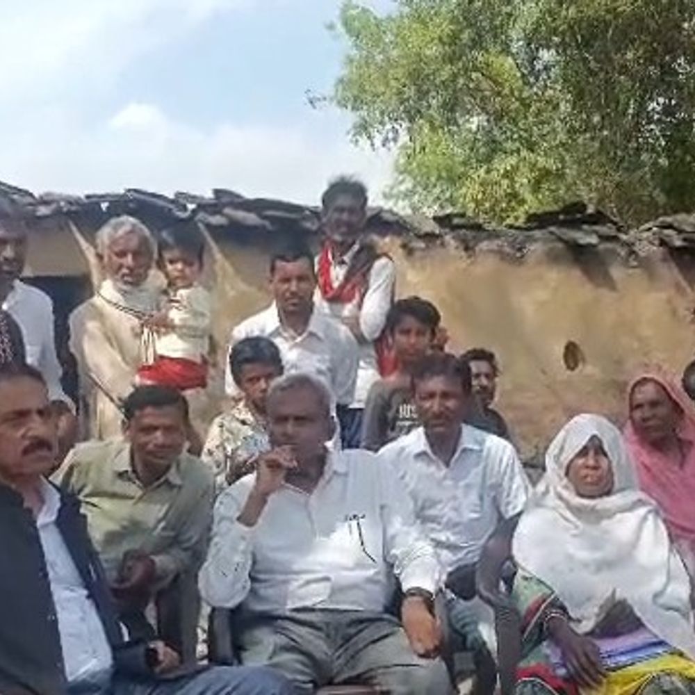 महोबा में महिला को जिंदा जलाने का प्रयास:अपनी जनता पार्टी ने की मदद, आरोपी के घर बुलडोजर चलाने की मांग