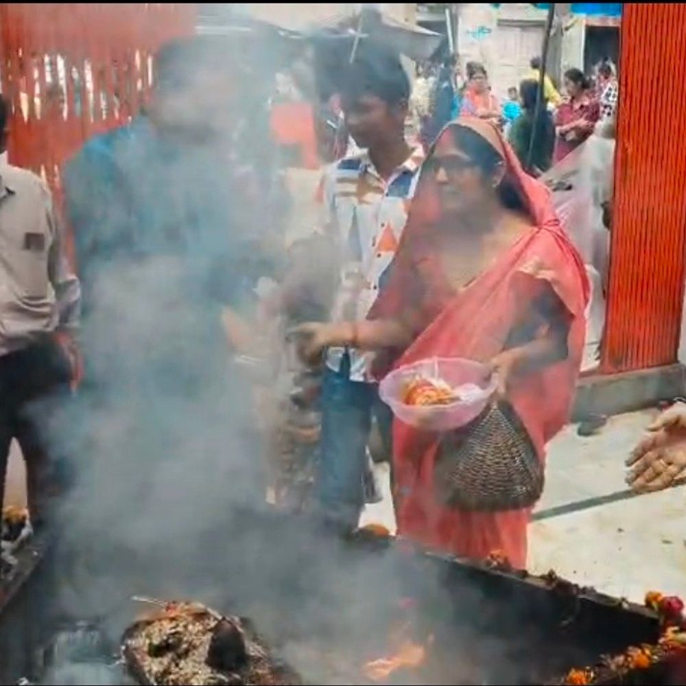 रायबरेली के मनसा देवी मंदिर में रामनवमी पर्व मना:राम दरबार की झांकी, फूलों और झालरों से सजा मंदिर