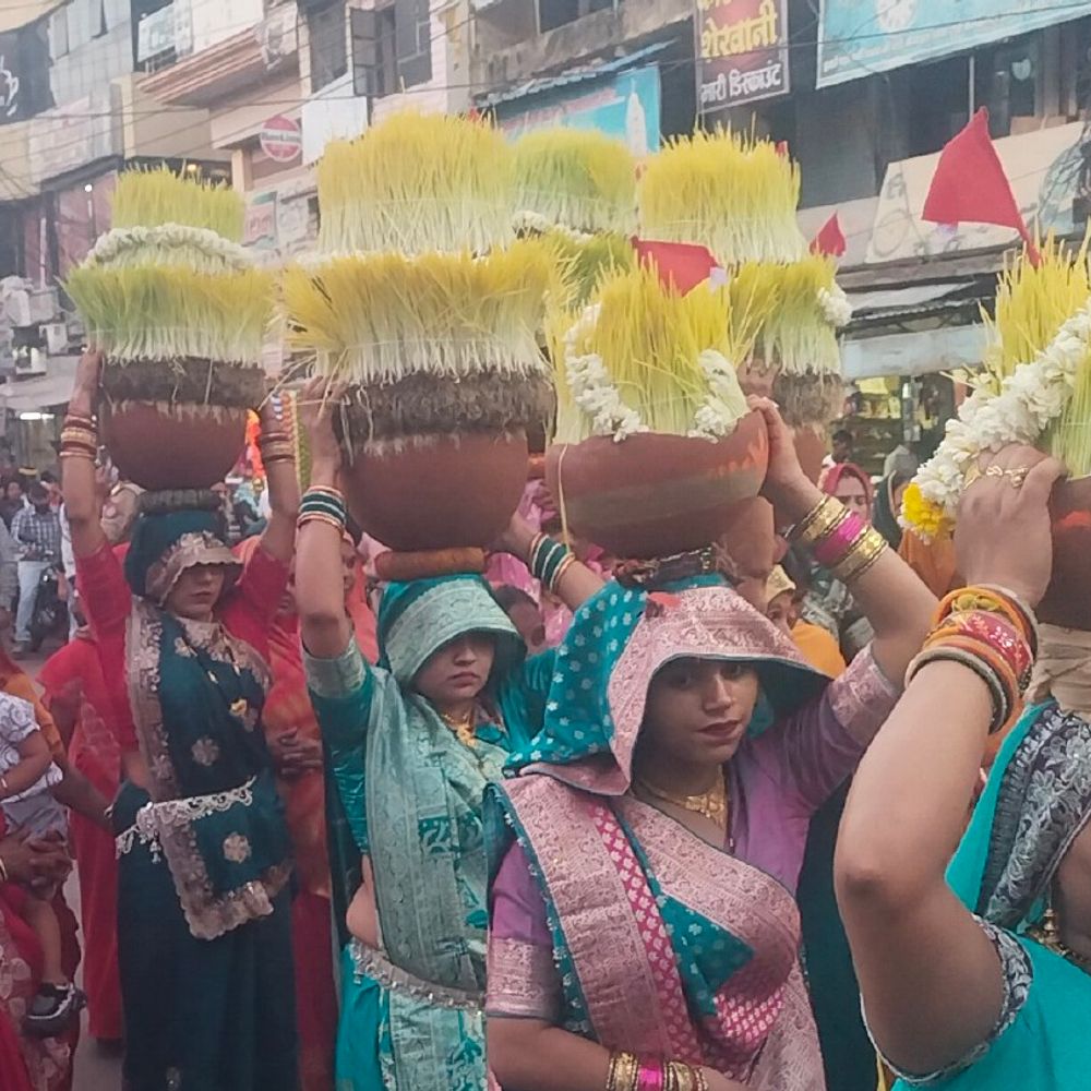 ललितपुर में चैत्र नवरात्र का समापन:श्रद्धालुओं ने जलाशयों में ज्वारों का विसर्जन किया, सिर पर लेकर तालाब पर पहुंचे