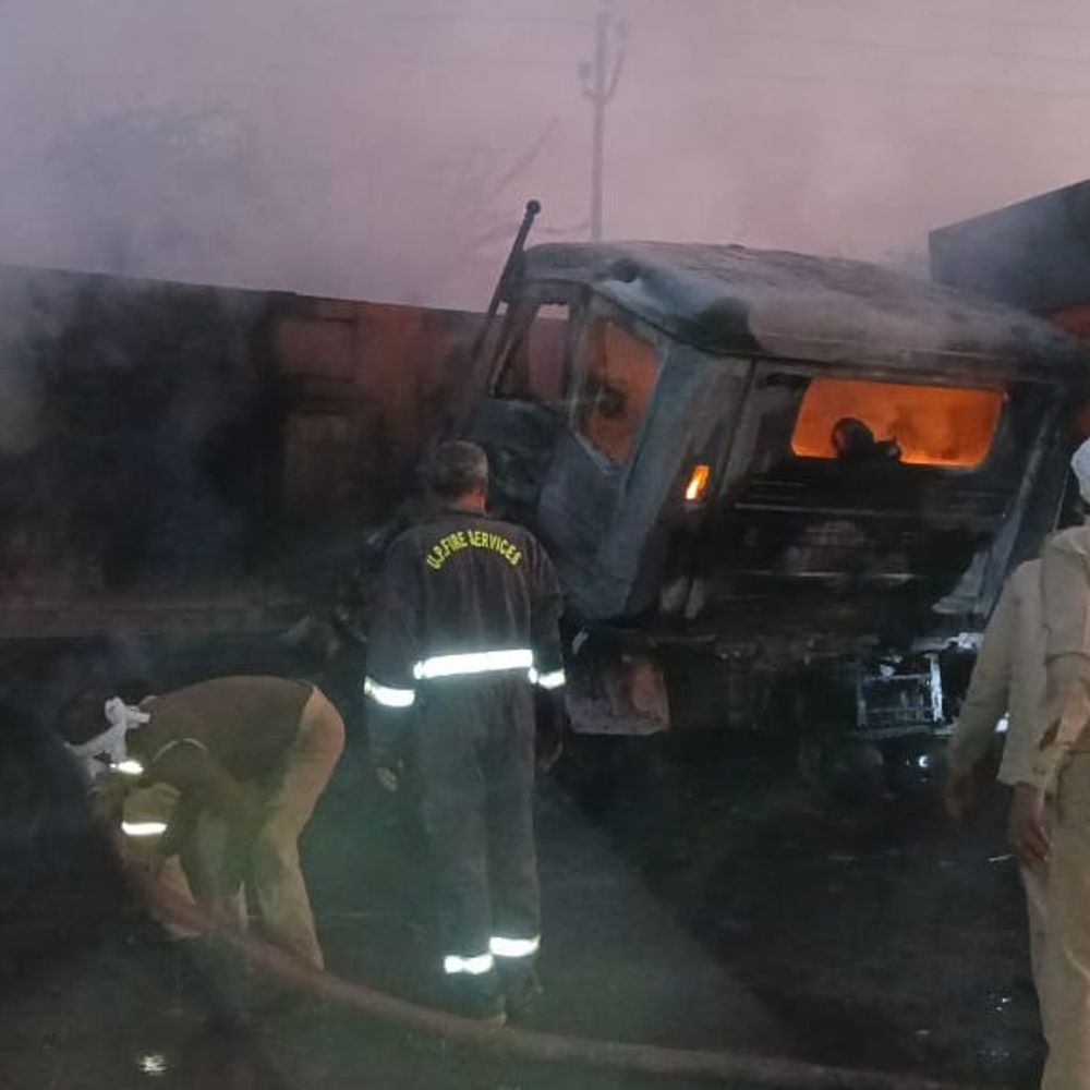 बांदा में दो सड़क हादसे में 4 की मौत:ट्रेलरों की टक्कर के बाद लगी आग, बाइक सवार को रौंदा; एक घायल, ट्रक ड्राइवर फरार