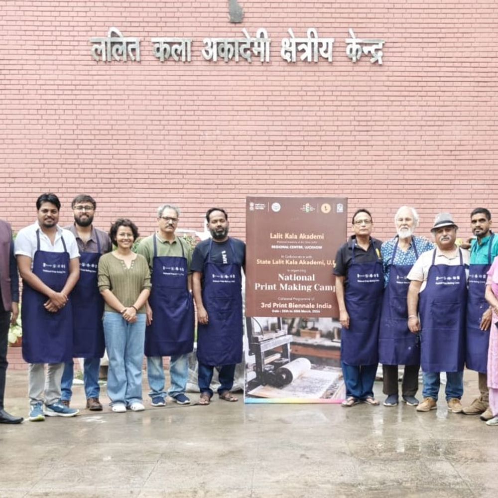 लखनऊ में राष्ट्रीय छापा कला शिविर जीवंत:छह दिवसीय कार्यशाला में कलाकार एचिंग तकनीक पर कर रहे काम