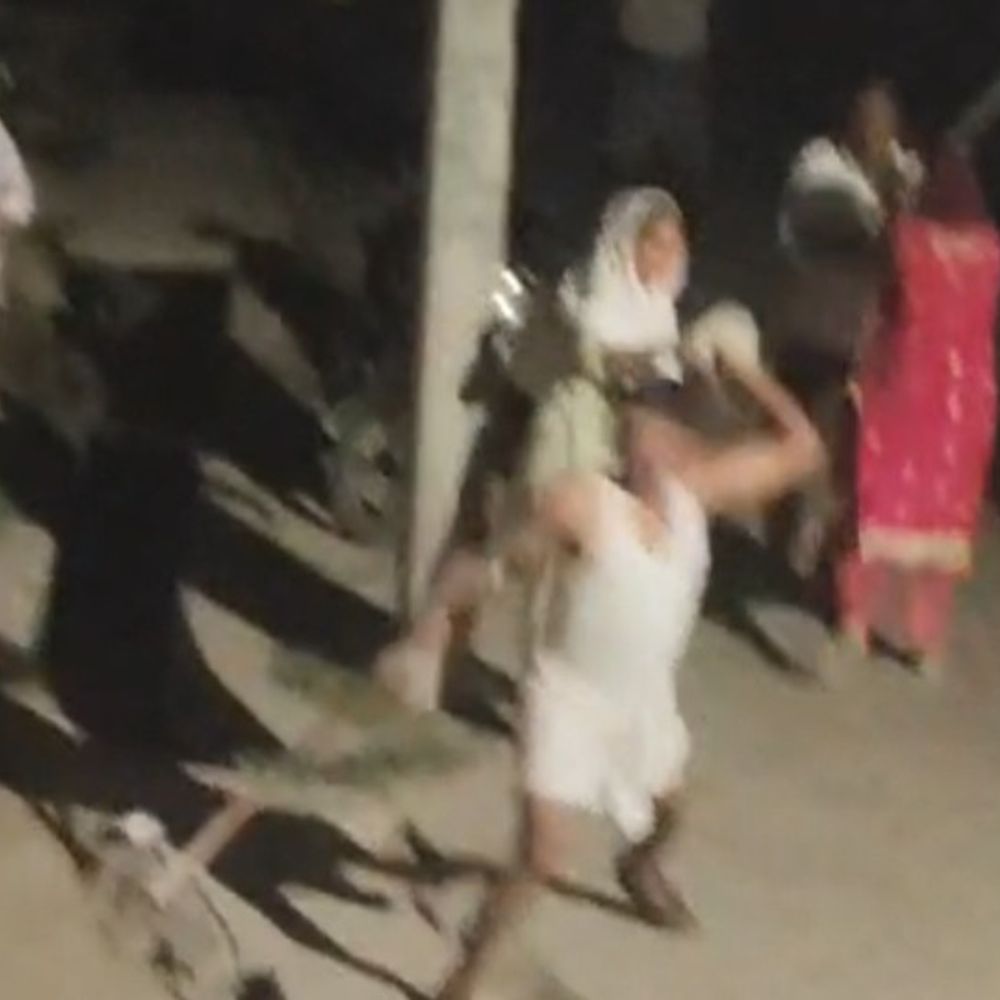 कौशाम्बी में पुरानी रंजिश में घर पर पथराव:मंझनपुर में दो पक्षों में विवाद, वीडियो आया सामने