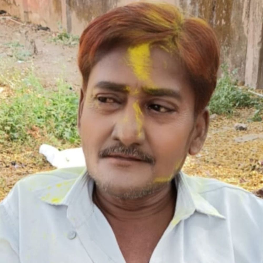 हमीरपुर में तेज रफ्तार कार ने बाइक को मारी टक्कर:व्यक्ति की मौत, साथी की हालत गंभीर; ड्राइवर फरार, घर लौटते समय हुआ हादसा