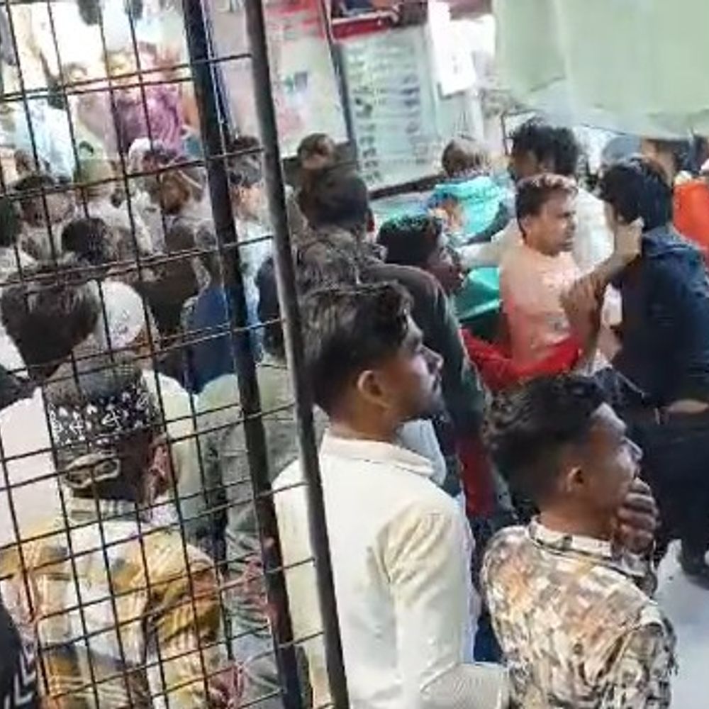 अमरोहा में व्यापारी से मारपीट, 16 लोगों पर FIR:घड़ी विवाद में दुकान में घुसकर तोड़फोड़, 50 हजार का नुकसान