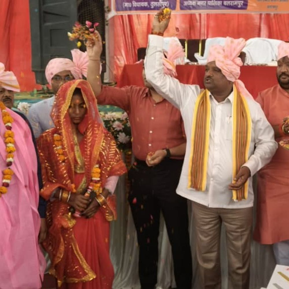 बलरामपुर में 258 जोड़ों का सामूहिक विवाह हुआ:सरकारी योजना से होटल में हुए फेरे और निकाह