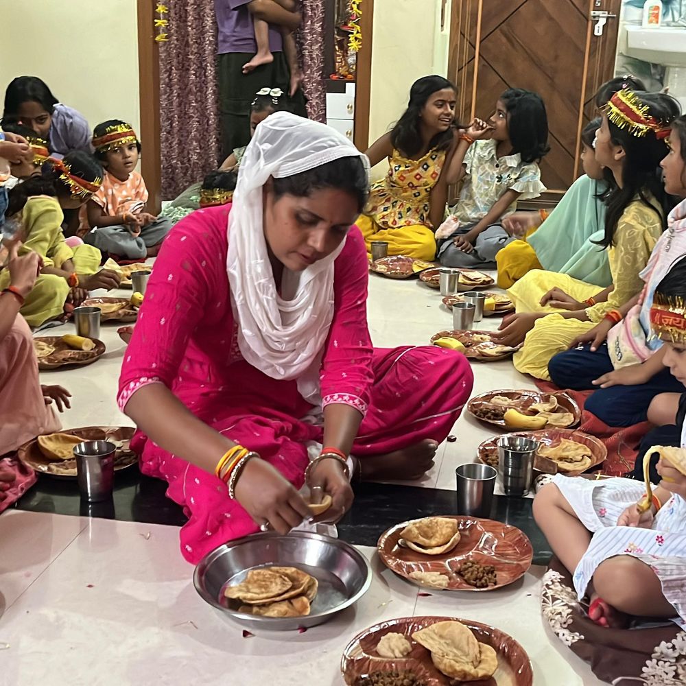 कृष्णा नगर में नवमी पर कन्या पूजन:संगम विहार कॉलोनी में 21 कन्याओं को मां दुर्गा का स्वरूप मानकर पूजा