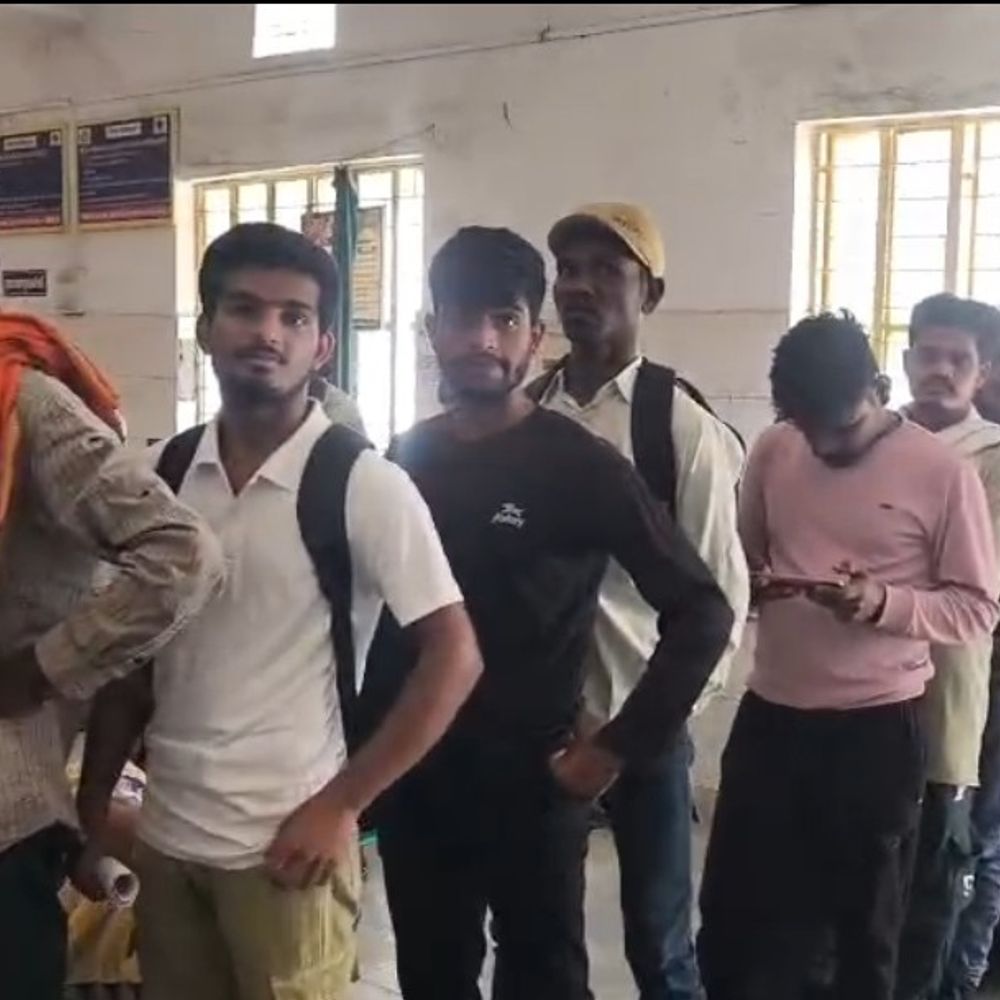 मैहर मेडिकल बोर्ड में घंटों इंतजार के बाद पहुंचे डॉक्टर:दिव्यांग मरीज तीन घंटे तक खड़े रहे, CMHO बोले-वाहन व्यवस्था की वजह से हुई देरी