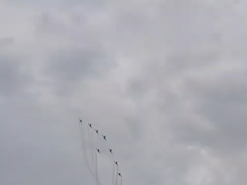 
                 चंडीगढ़ में एयर-शो, फाइटर जेट से तिरंगा बनाया:डायमंड और A की आकृति भी बनाई, आसमान में करतब दिखाए; सुखना लेक 2 दिन बंद 
            