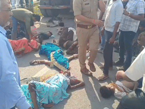 कौशांबी में पिकअप ट्रेलर में घुसी, 8 की मौत:मरने वालों में 5 महिलाएं और 3 बच्चे; प्रयागराज से मुंडन कराकर लौट रहे थे