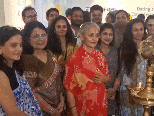 ये प्यार मुझे kish'ore ले जाएगा... घुटने ‘बी.टेक’ दिए:Cigarette नहीं पीता-लहसुन नहीं खाता बड़ा Jain-uine इंसान हूं; जयपुर में दिखी शब्दों की मजेदार एग्जीबिशन