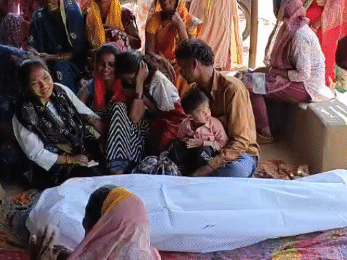 छिंदवाड़ा के करेर गांव में एक साथ चलीं 5 चिता:हर घर से रोने-सिसकने की आवाज; कल बस पलटने से गई थी 10 की जान