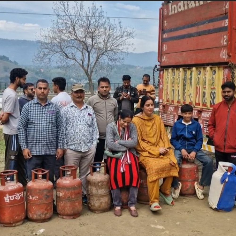 सुंदरनगर में गैस सिलेंडर के लिए उपभोक्ता परेशान:  सुबह से लंबी कतारें, 400 रुपए किराया खर्च कर भी खाली हाथ लौट रहे – Mandi (Himachal Pradesh) News