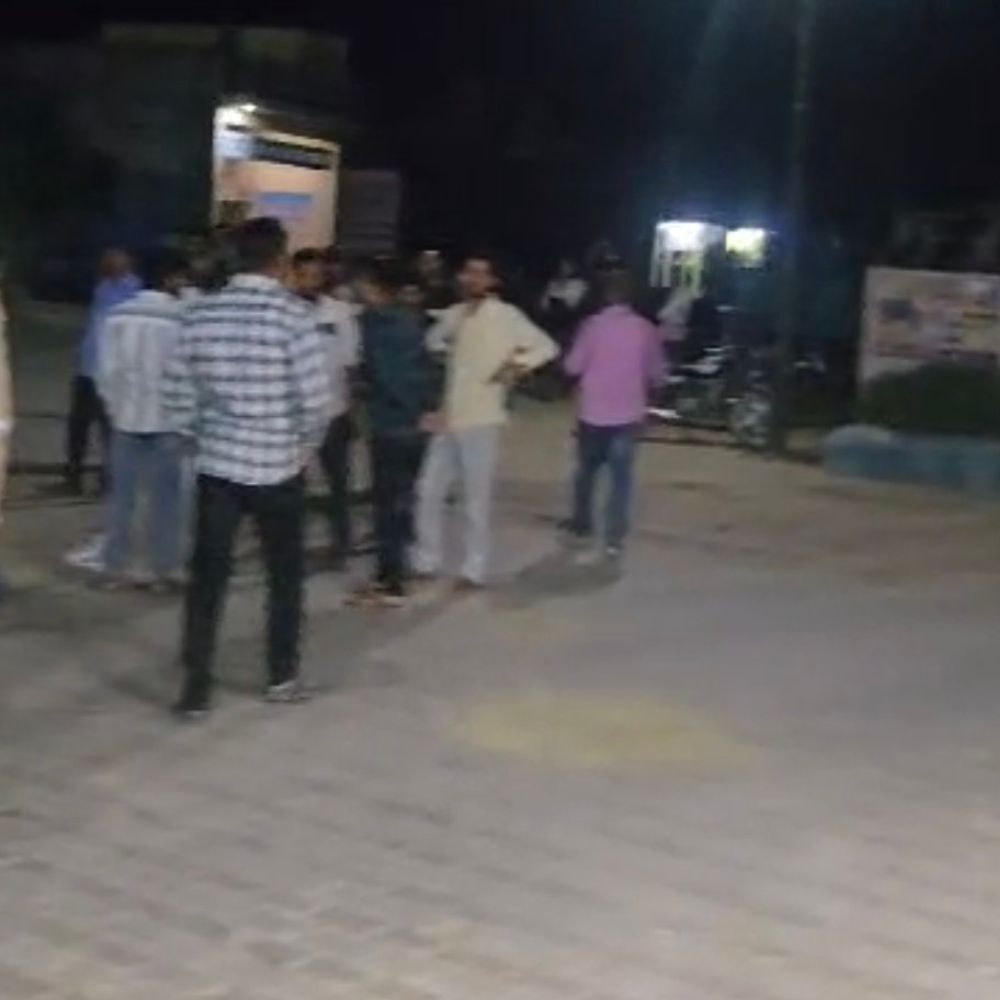 धवन पेट्रोल पंप पर तेल वितरण में मारपीट:लखीमपुर में पुलिसकर्मियों से भी हाथापाई, अफवाहों से भीड़ बढ़ी, सुबह से लंबी कतारें