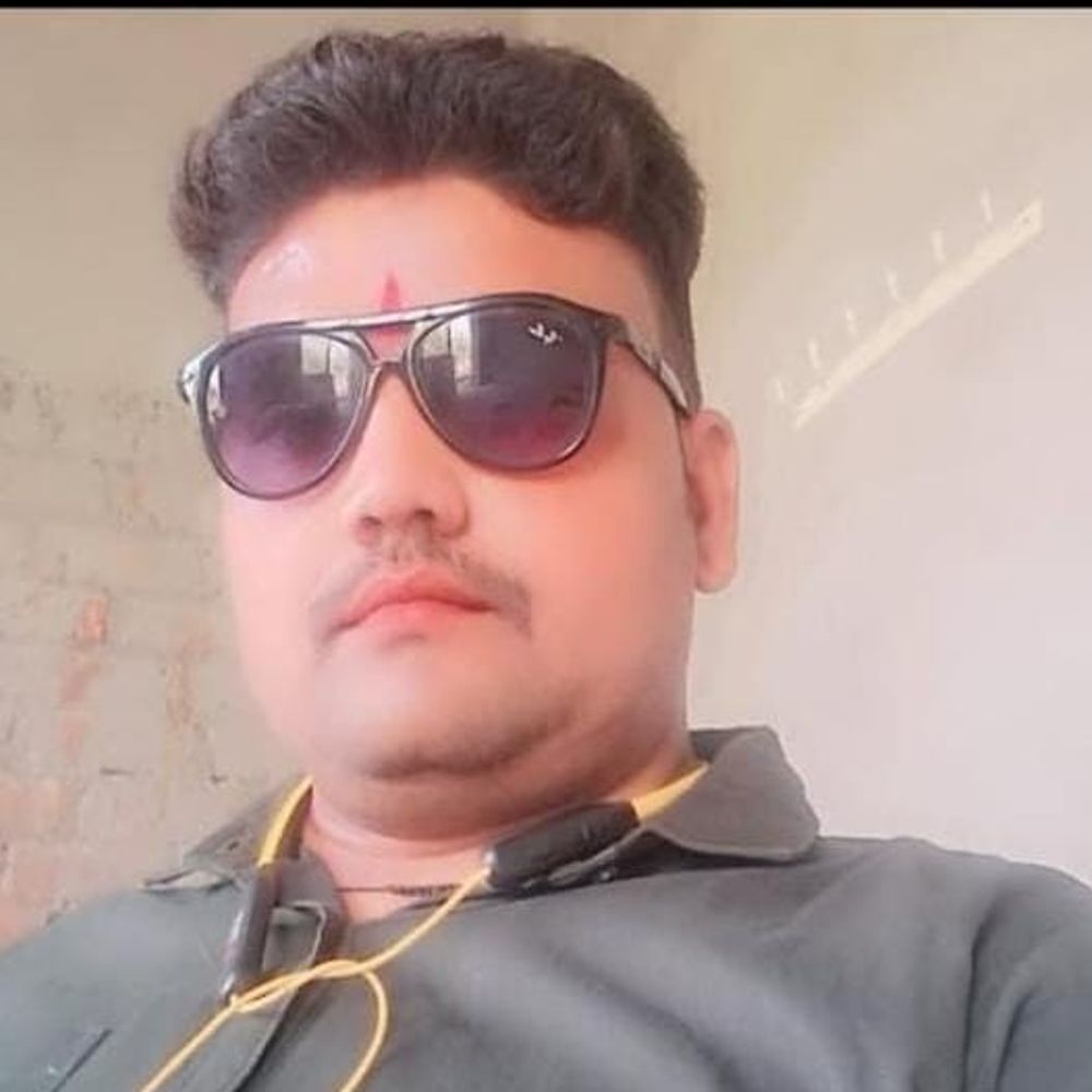 पेट्रोल पंप सेल्समैन की खून से लथपथ मिली लाश:मैनपुरी में 200 मीटर दूर मिला शव, जांच जारी; पास में तमंचा मिला