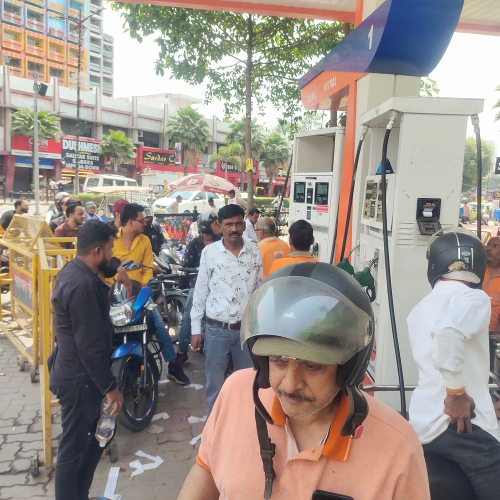 अफवाहों से पेट्रोल के लिए मारामारी, प्रशासन बोला-कमी नहीं:प्रयागराज में तीसरे दिन भी पेट्रोल पंपों पर भारी भीड़, कई जगह स्टॉक खत्म