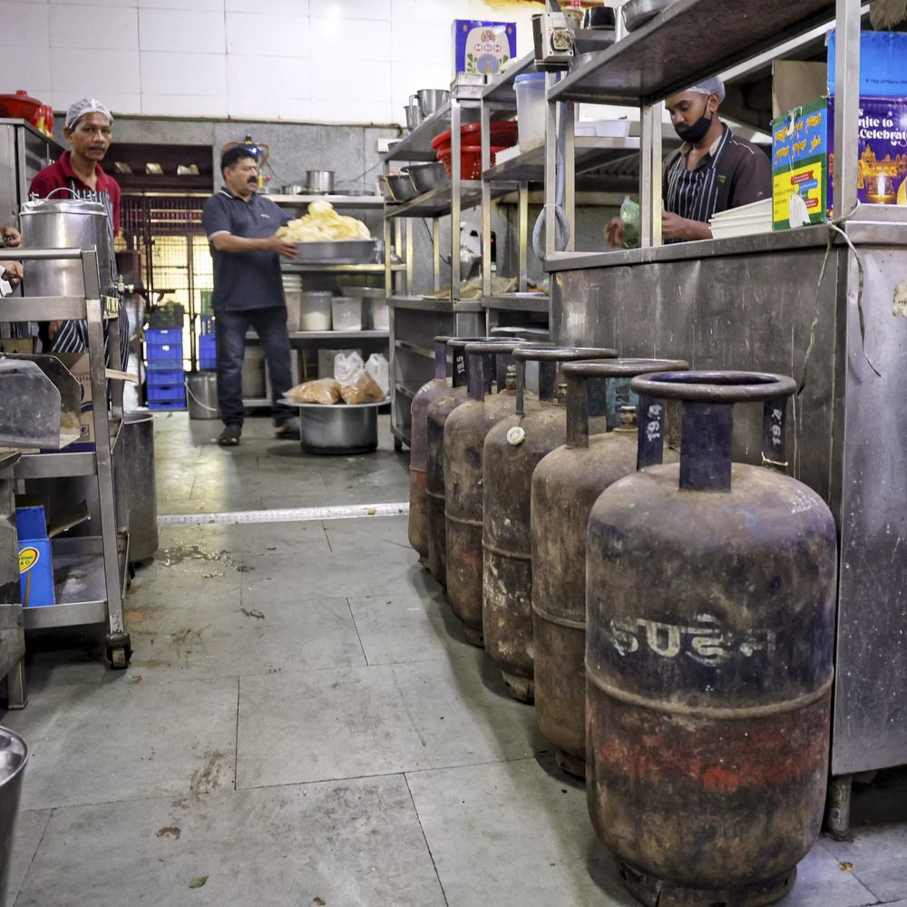 केंद्र ने कॉमर्शियल LPG कोटा 50% से बढ़ाकर 70% किया:स्टील-ऑटो और टेक्सटाइल सेक्टर को प्राथमिकता, रेस्टोरेंट्स के बाद बड़े उद्योगों को 20% अतिरिक्त सप्लाई